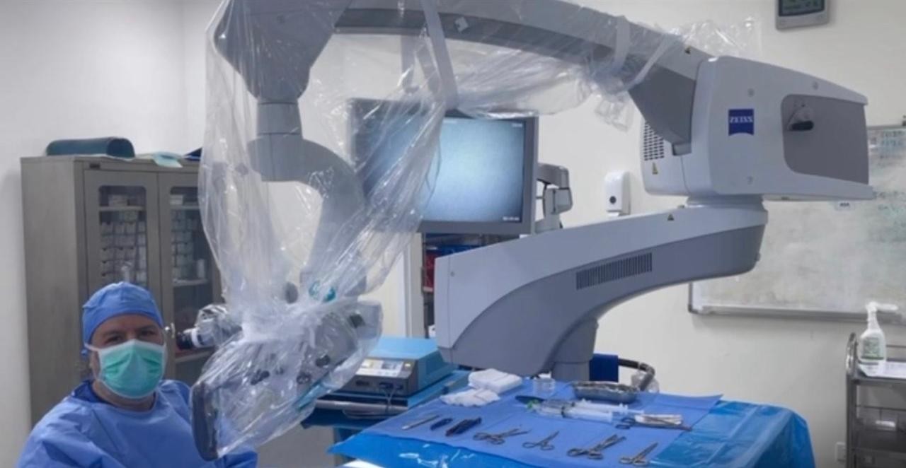 Microsurgical male infertility procedure setup (Micro-TESE)
